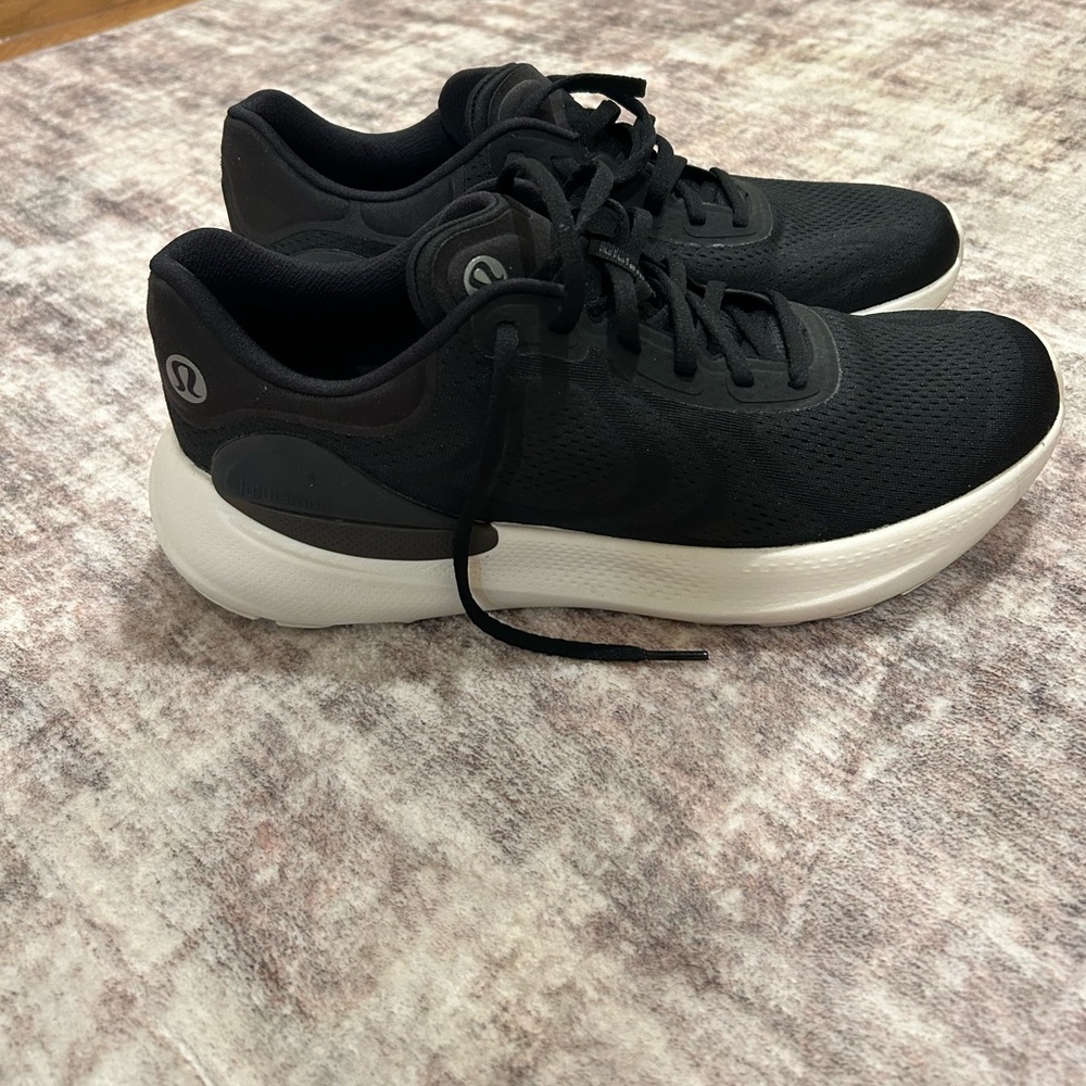 Men’s Lululemon beyond feel running shoe
